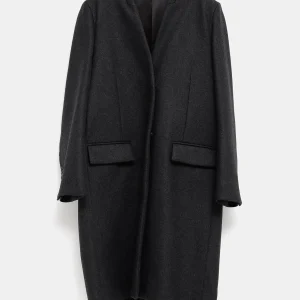 Abrigo con perfil redondeado