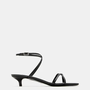 Sandalia con tiras de piel