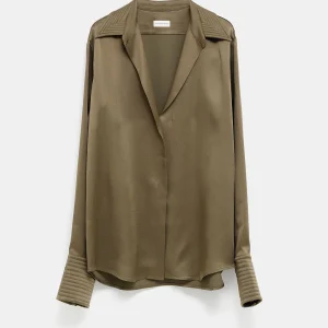 Camisa con cuello abierto