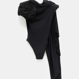 Body drapeado con hombreras