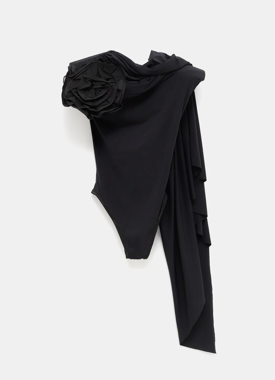 Body drapeado con hombreras