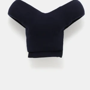 Top de punto con silueta escultural