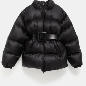 Plumífero entallado con cinturón