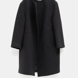 Abrigo de fieltro sin cuello