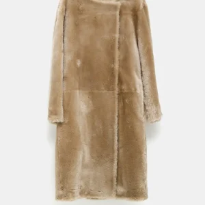 Abrigo sin solapas de pelo de cordero