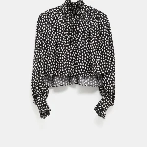 Blusa de lunares con volantes