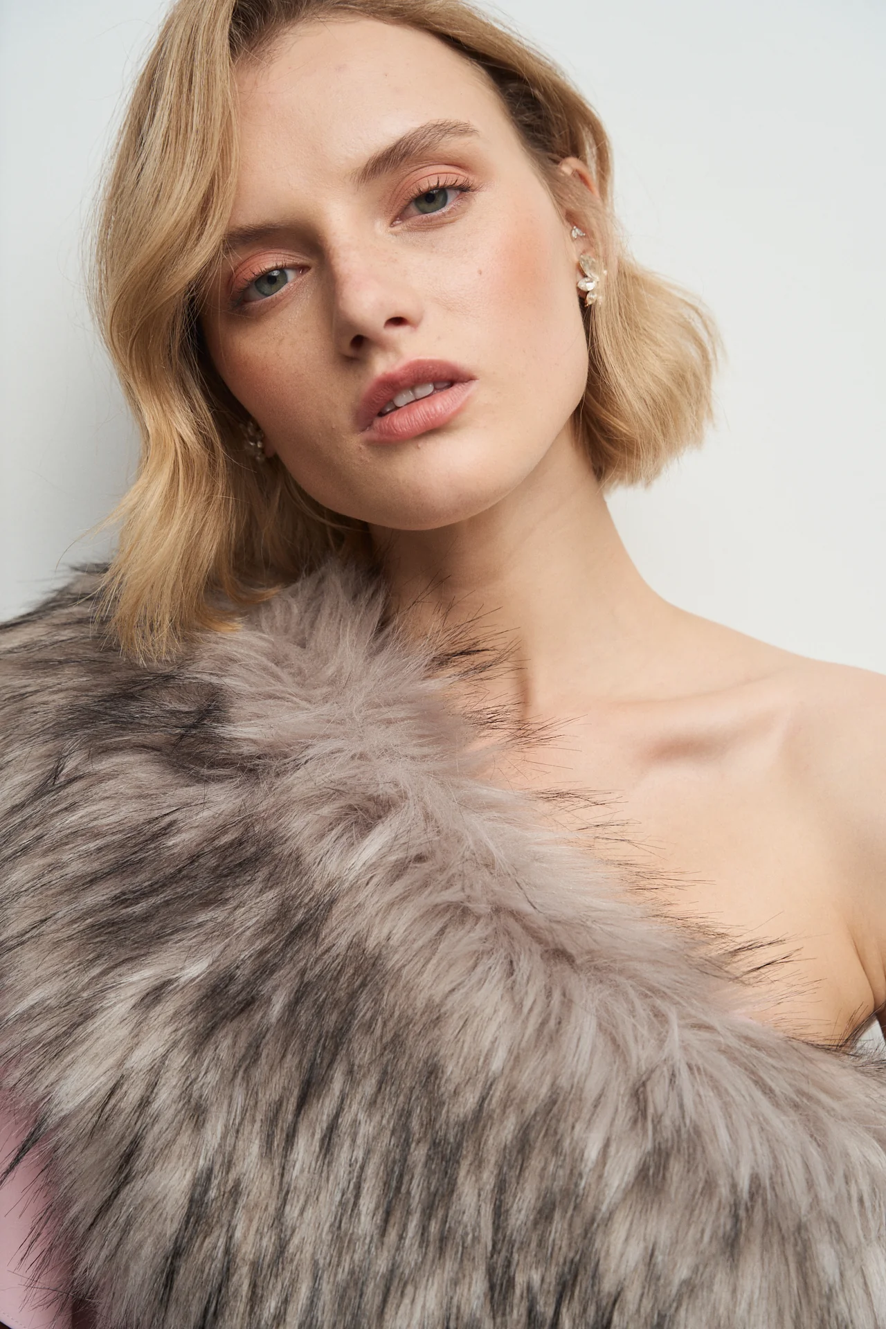 Estola Leah Gris 路 Lady B 路