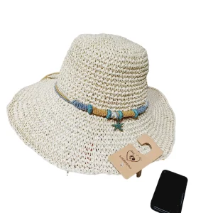 Sombrero beige tejido con detalle de estrella