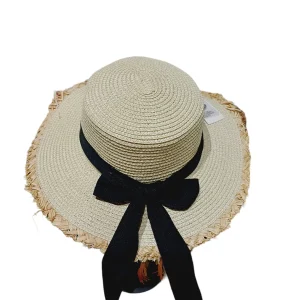 Sombrero beige tejido con detalle de chonga